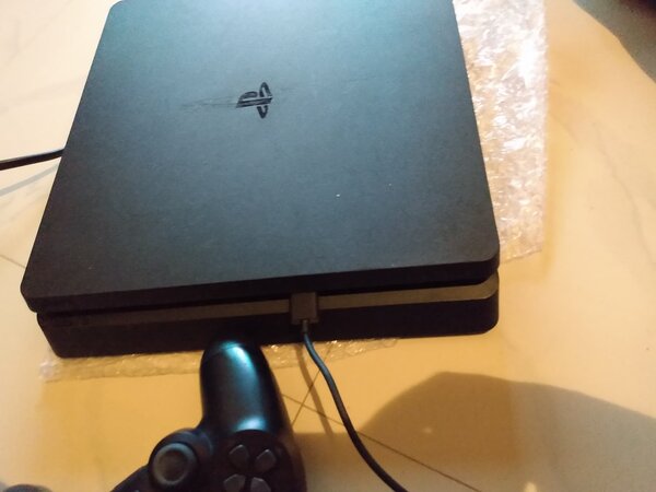 PlayStation 4 slim (PS4)