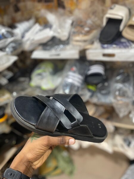 Sandales plates en cuir noir pour homme