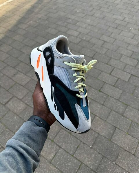 YEEZY 700