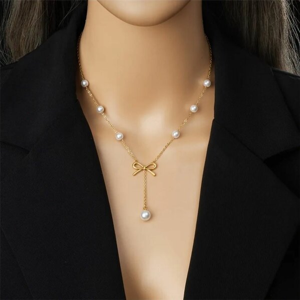 Elegant Pearl Bow Necklace