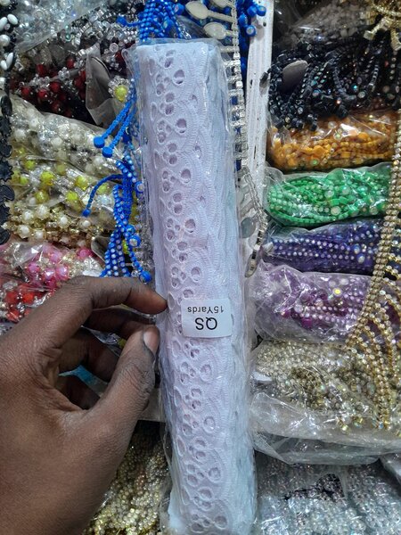 Dentelle blanche brodée élégante