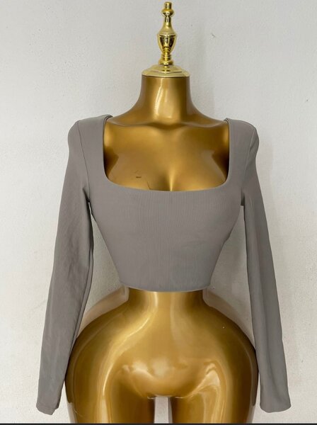 Haut Court Gris Élégant