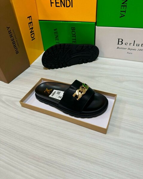 Sandales noires avec chaîne dorée