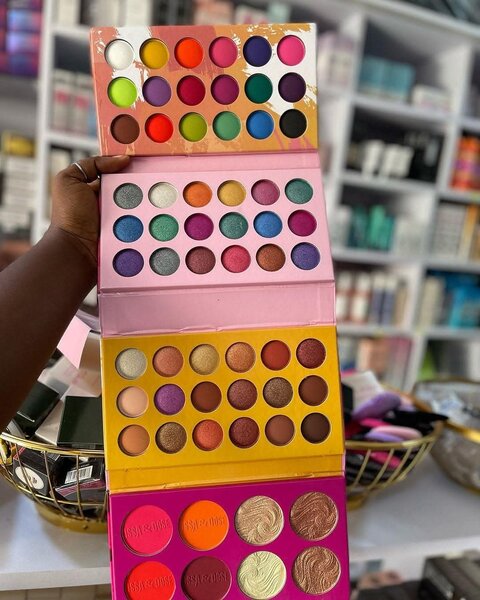 Palette maquillage couleurs vives