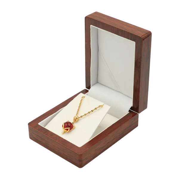 Collier avec pendentif en or et pierre rouge