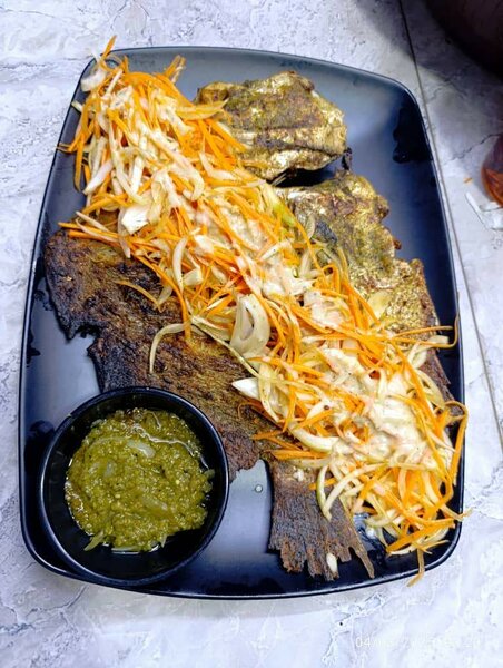 Poisson grillé épicé avec sauce