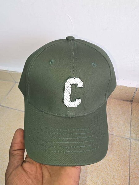 Casquette verte "C" élégante