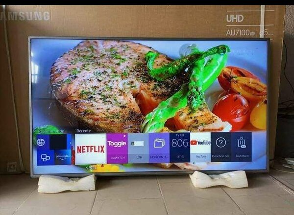 Téléviseur Samsung UHD AU7100