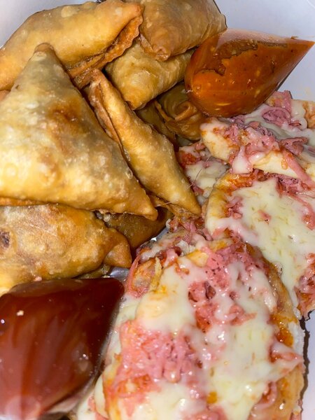 Melange de pizza et samoussa