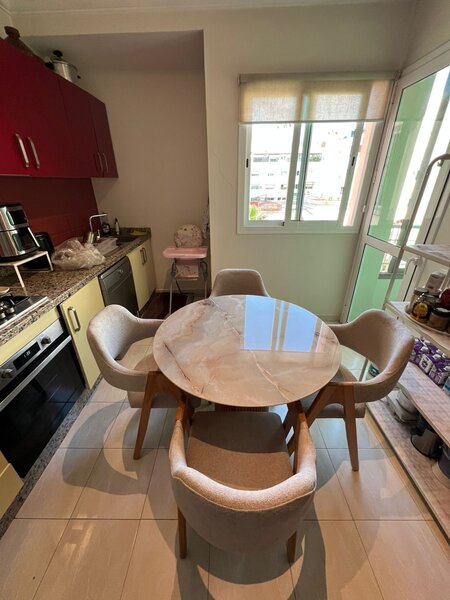 Table ronde en marbre et chaises