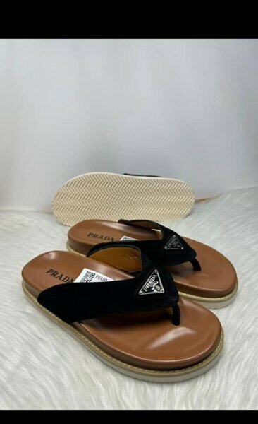 Sandales Prada noires sur semelle marron