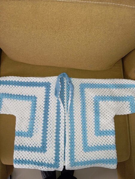 Cardigan hexagon crocheté