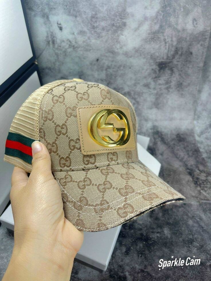 Casquette tendance logo doré