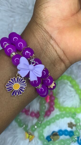 Bracelets en perles colorées avec breloques papillon