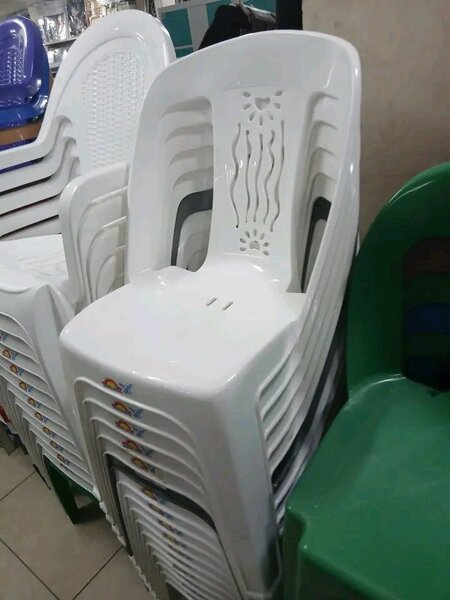 Chaises empilables blanches