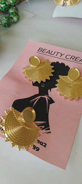 Boucles d'oreilles dorées élégantes