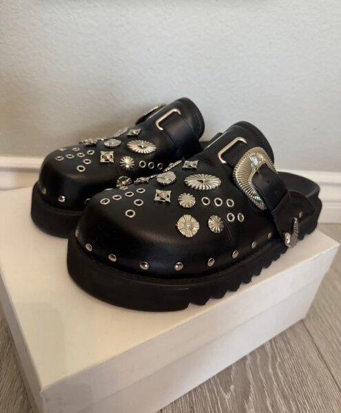 Sabots en cuir cloutés