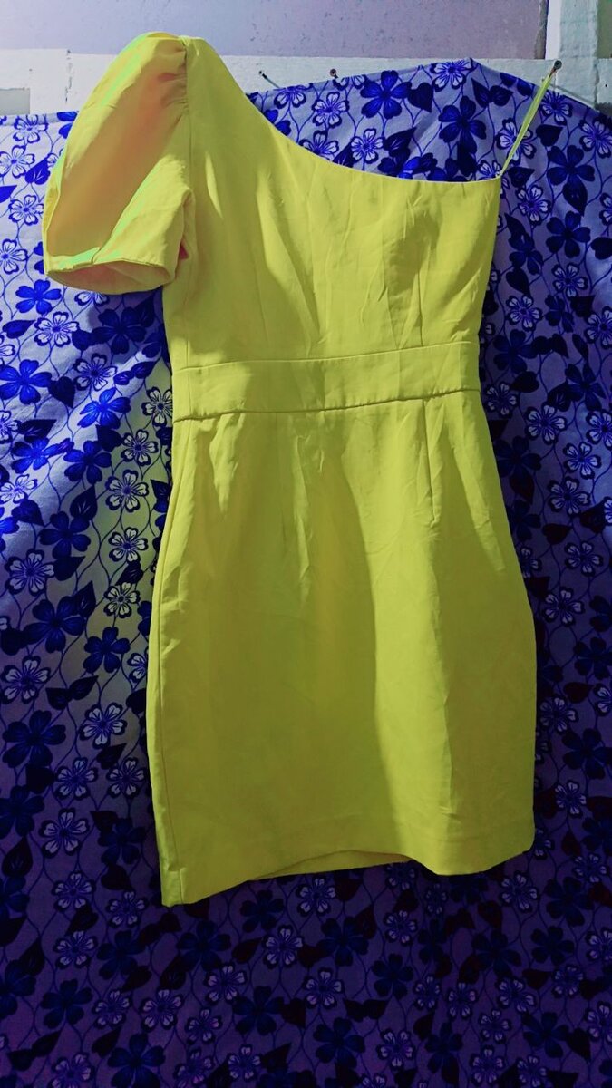 Robe Jaune Asymétrique Élégante