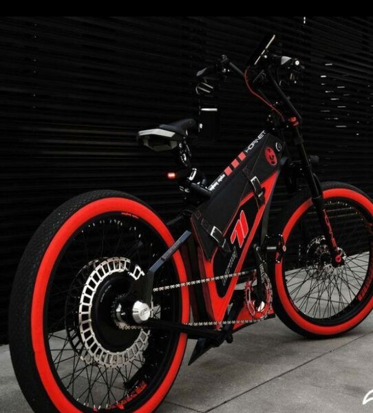 Vélo électrique sport rouge