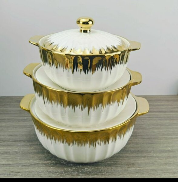 Ensemble de casseroles en céramique dorée
