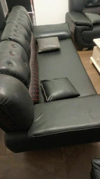 Fauteuil et canapé en cuir noir