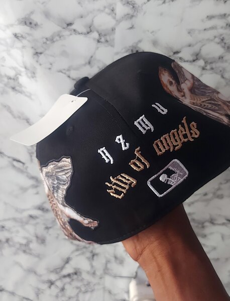 Casquette noire avec motifs