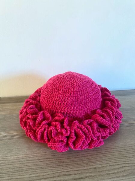 Chapeau crocheté rose vif
