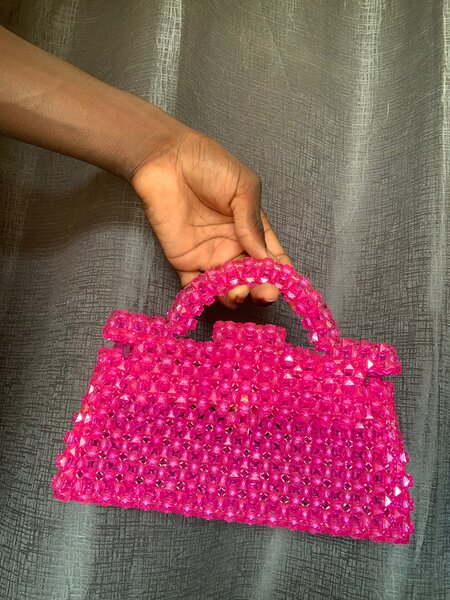 Sac à main perlé rose