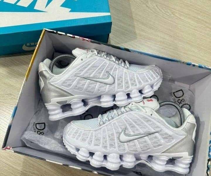 Baskets Shox Blanches et Noires