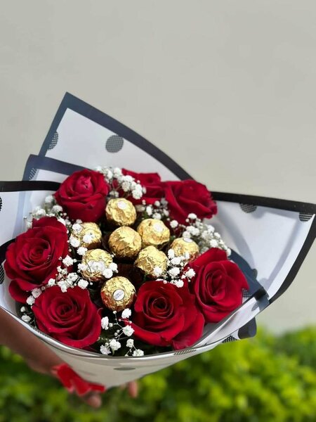 Bouquet de roses et chocolats
