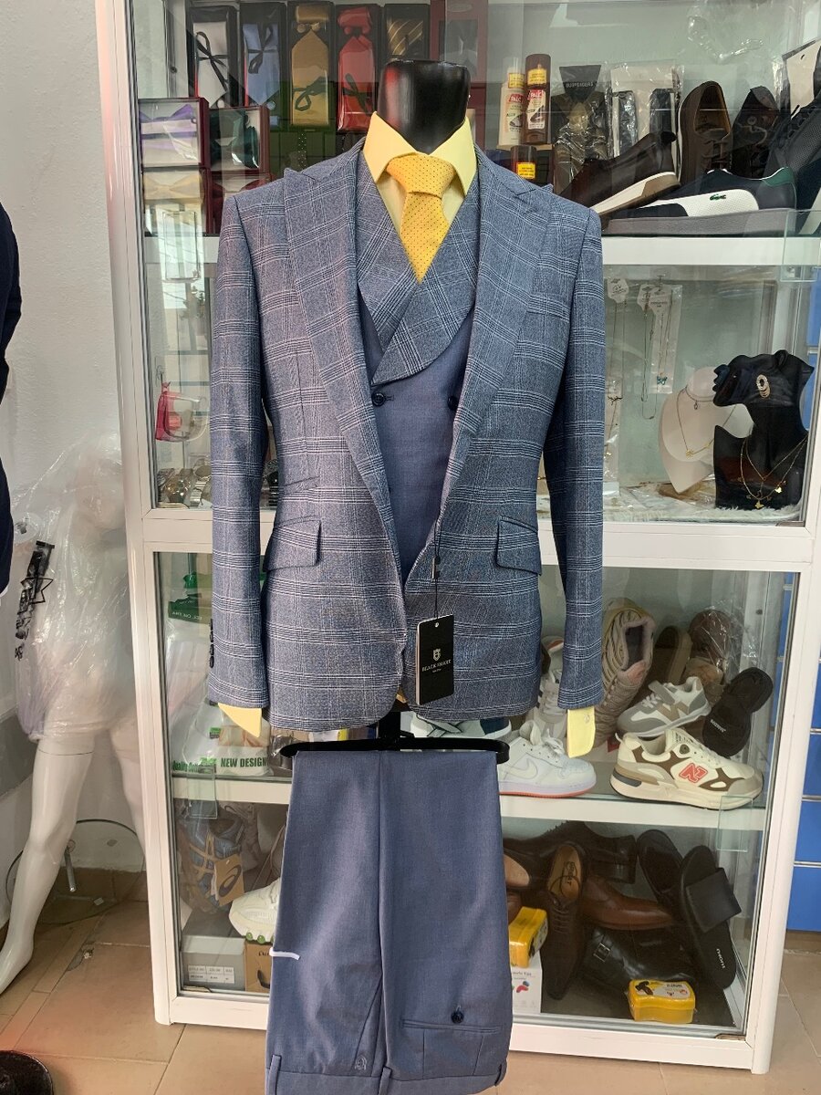 Costume bleu élégant homme