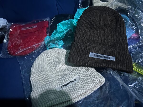 Bonnets en laine Essentials