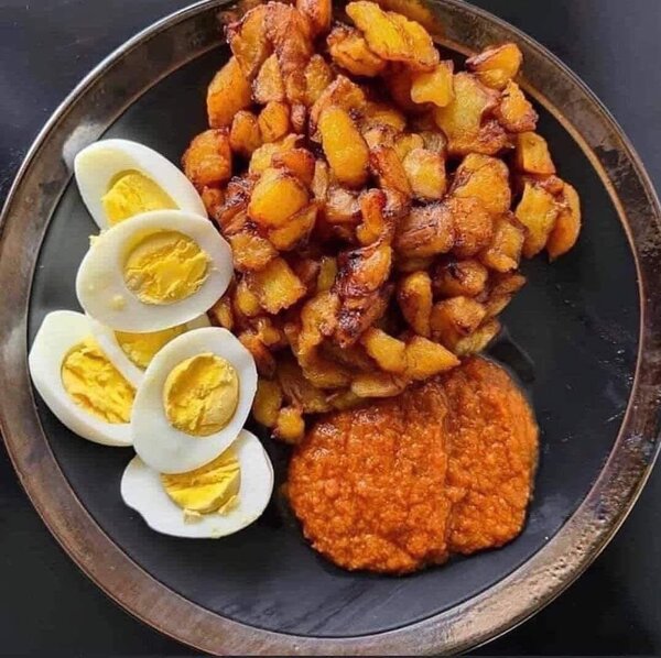 Plat de bananes frites et œufs