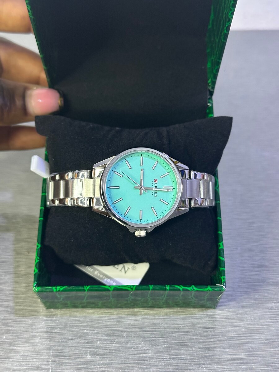 Montre élégante en acier inoxydable