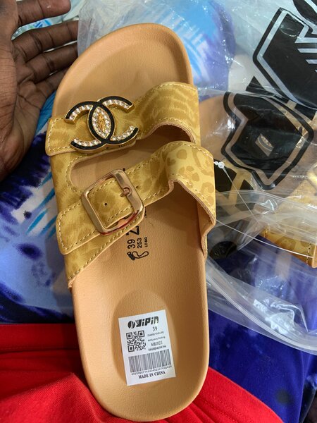 Sandales dorées élégantes