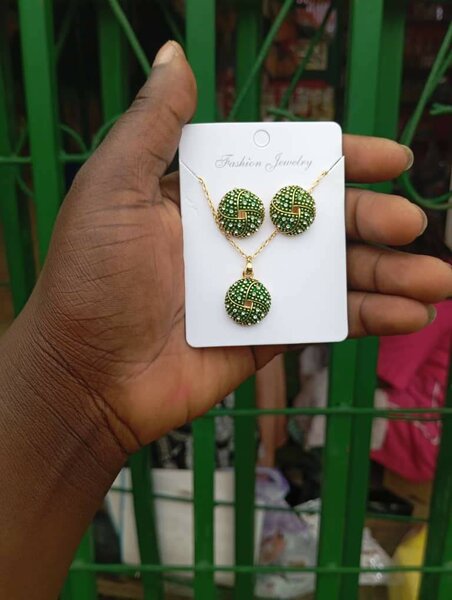 Parure Collier et Boucles d'Oreilles Vertes