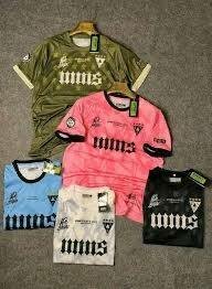 Maillots de football colorés