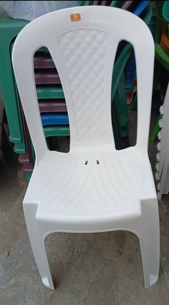 Chaise empilable en plastique