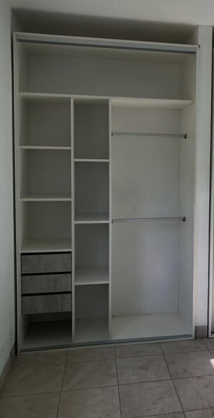 Armoire avec étagères