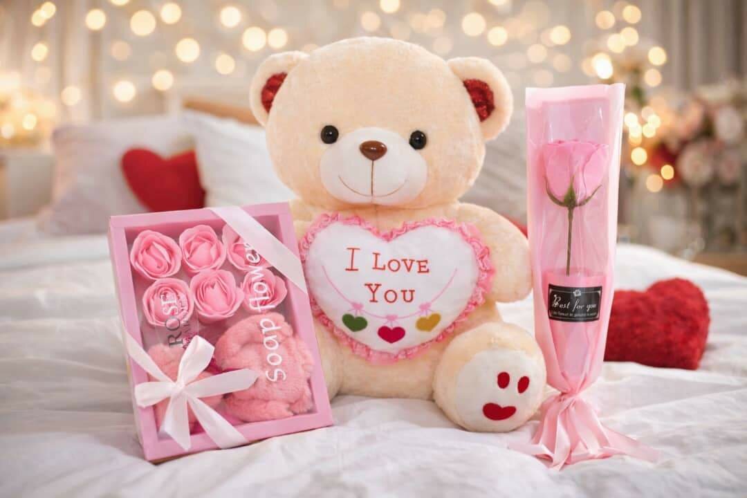 Ours en peluche avec rose et boîte de chocolats