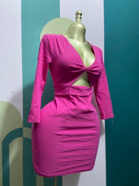 Robe moulante rose à découpe