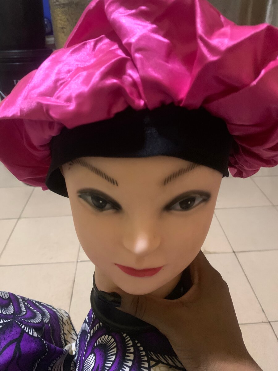 Bonnet en satin rose