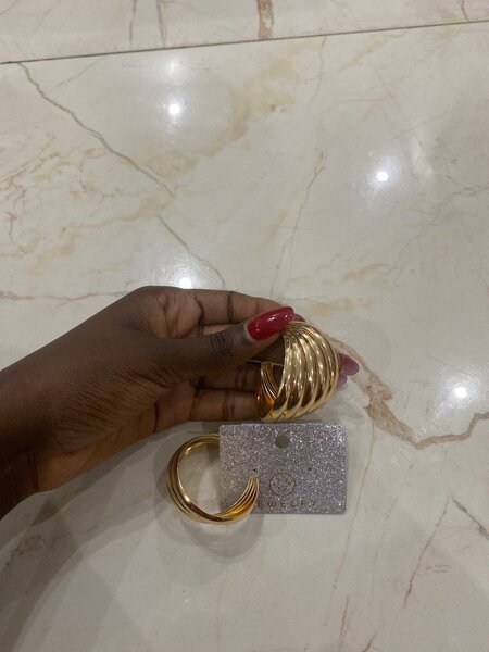 Boucles d'oreilles dorées élégantes