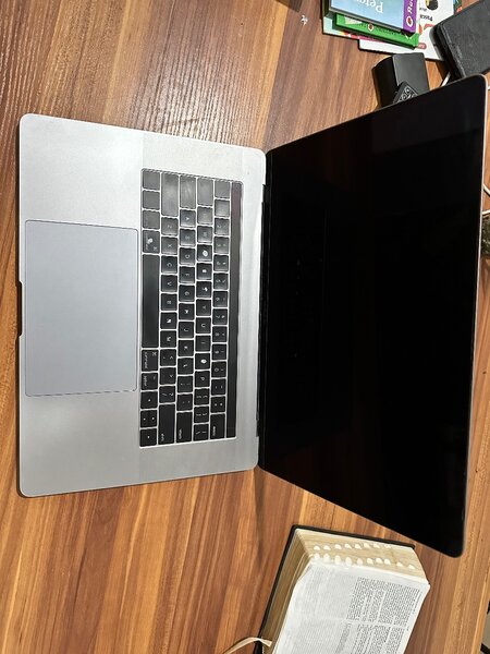 Apple MacBook 2017 Touch Bar core i7 16gb Ram 2.9 ghz quadco