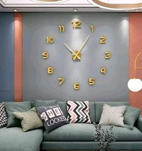 Horloge murale disponible dans un format plus grand avec un diamètre d'un mètre vingt, Horloge murale avec chiffres dorés et design moderne