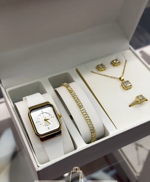 Комплект с наручными часами для женщин