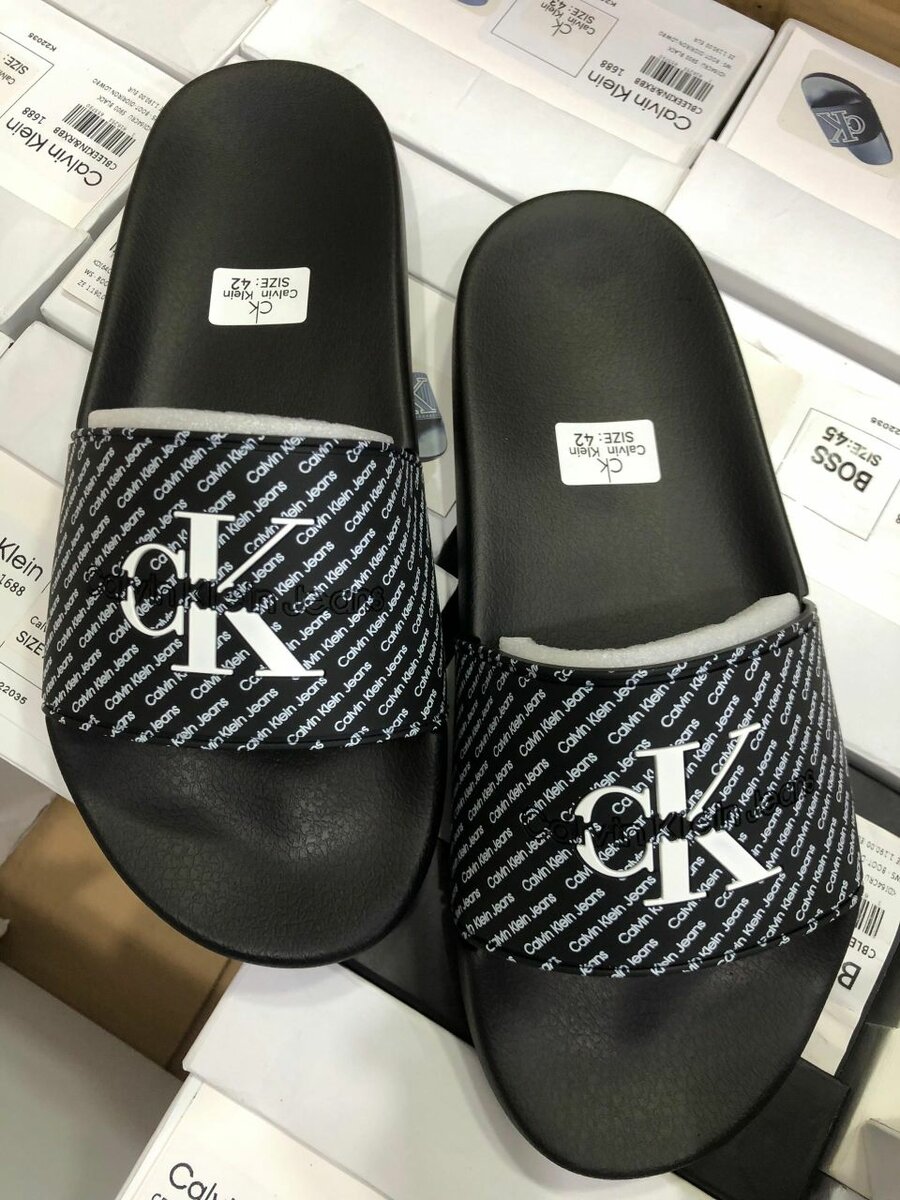 Claquettes estivales style CK