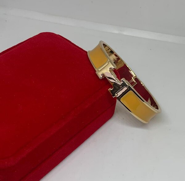 Gourmette femme avec un jolie coffret