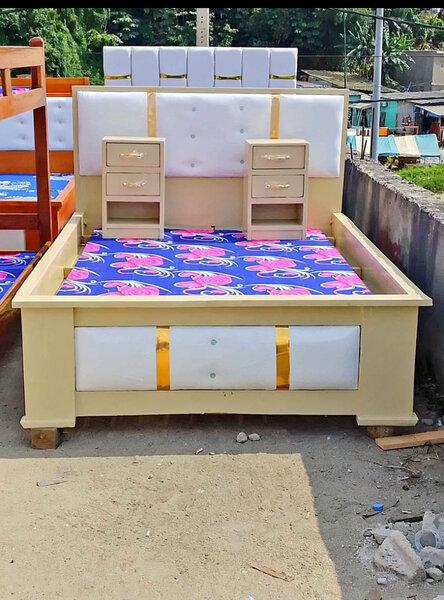 Lit moderne avec rangement et chevets intégrés