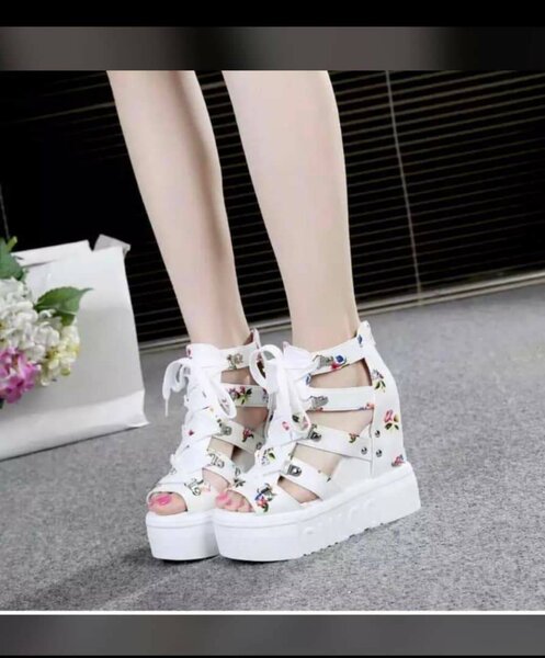 Sandales compensées fleuries